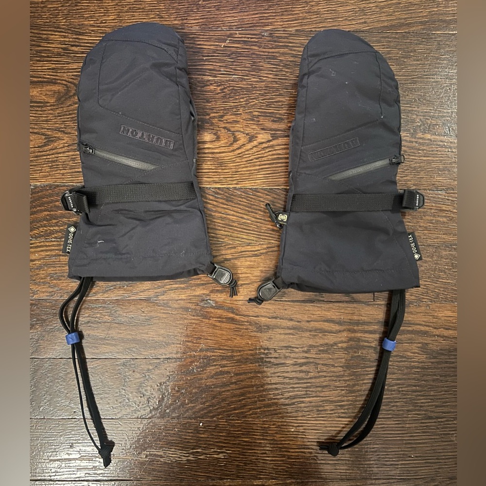 BURTON WOMEN’S GORE-TEX MITTEN in size SMALL in BLACK